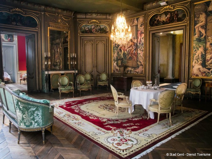 Het octogonaal salon.